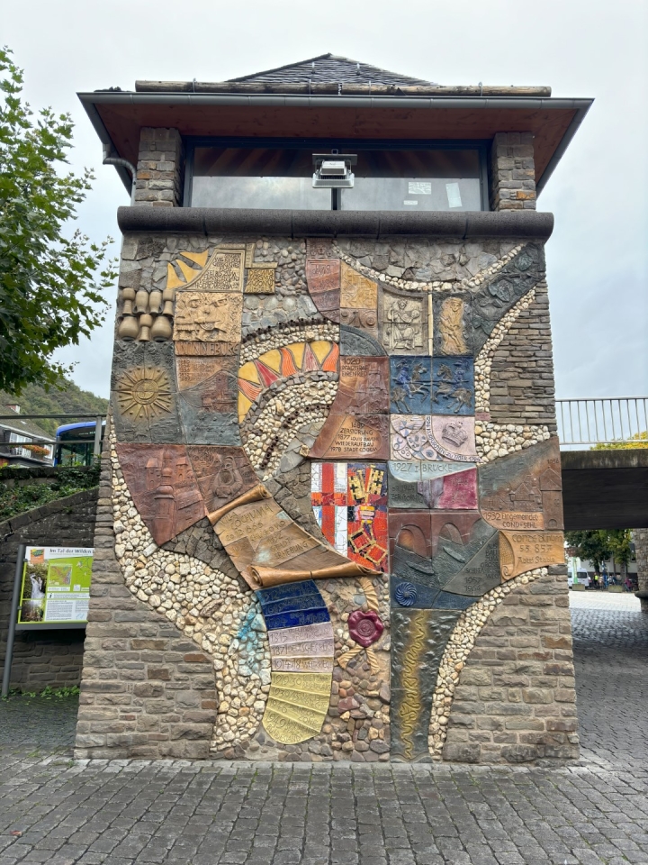 Building with mosaic history